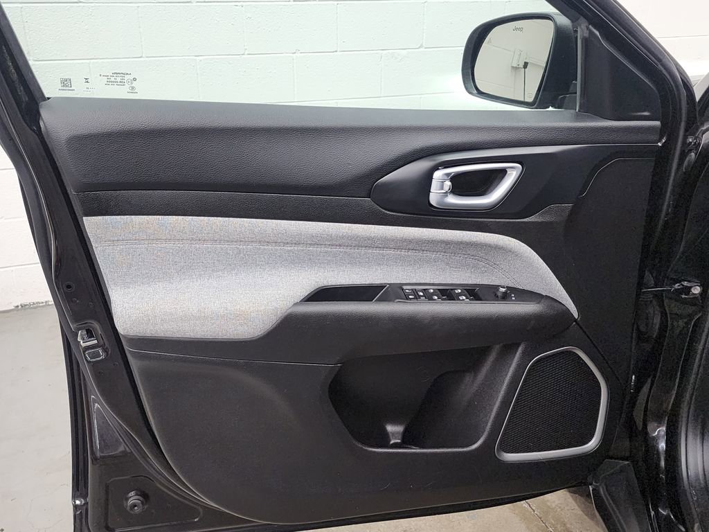 Used 2023 Jeep Compass Latitude AWD/4WD image 9