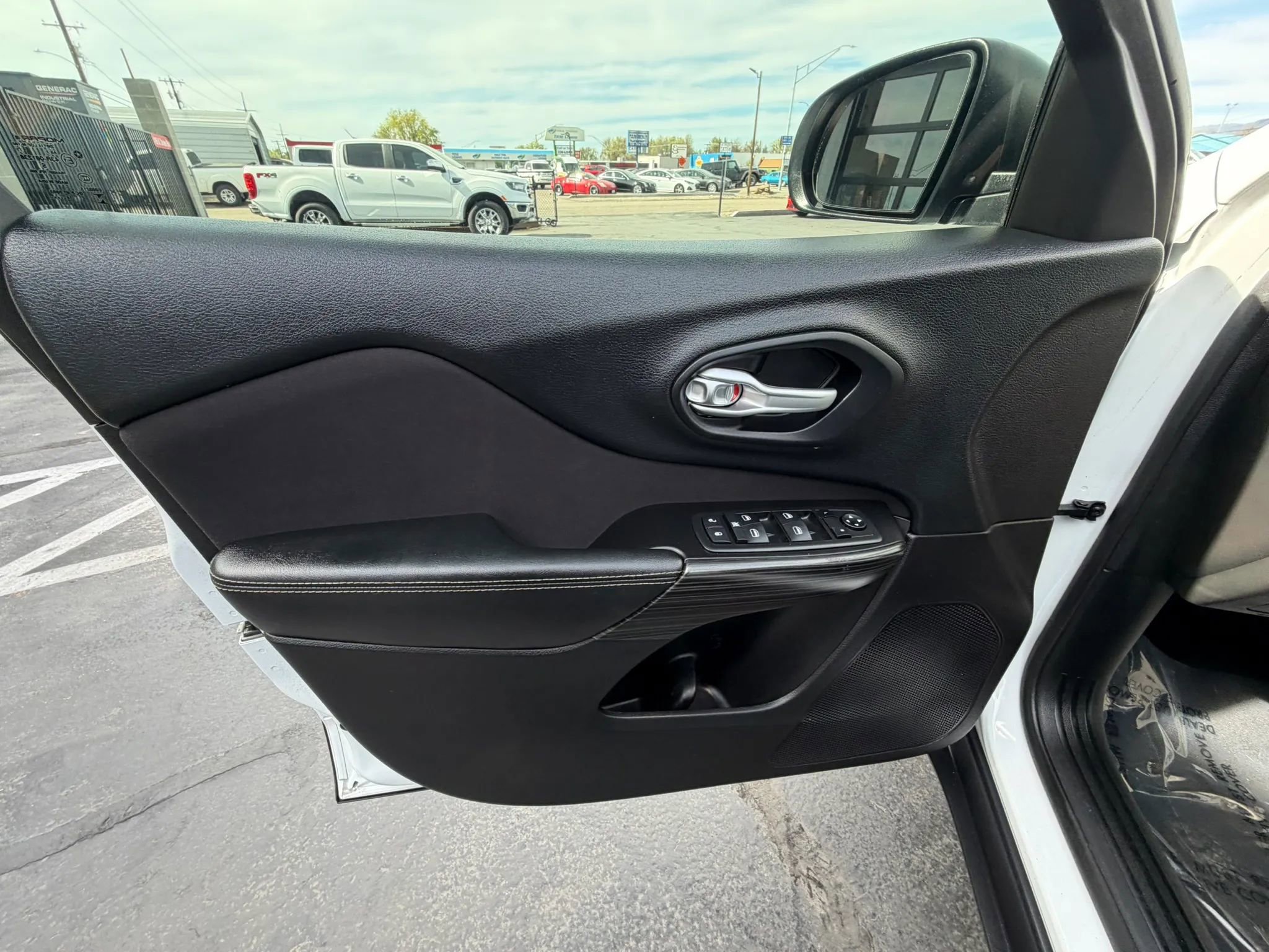 Used 2015 Jeep Cherokee Sport image 11