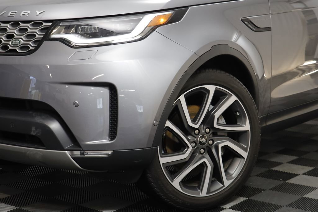 Used 2025 Land Rover Discovery S image 3