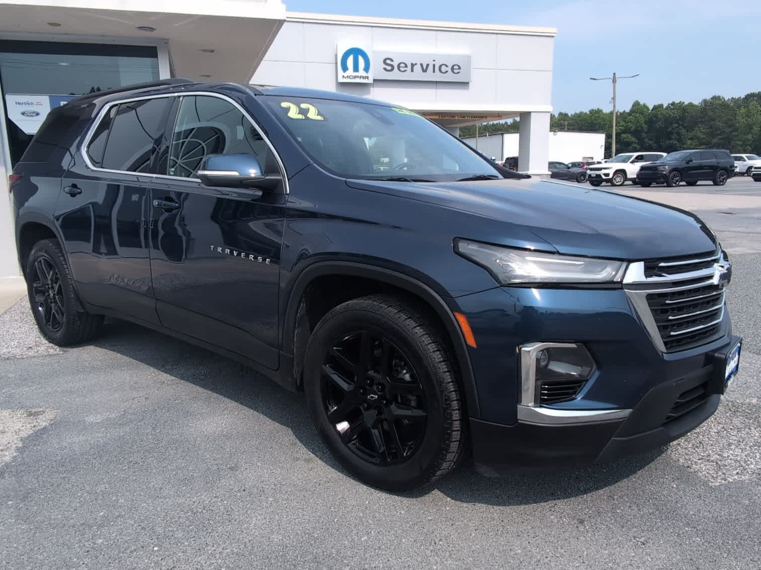 Used 2023 Chevrolet Traverse LT FWD image 2