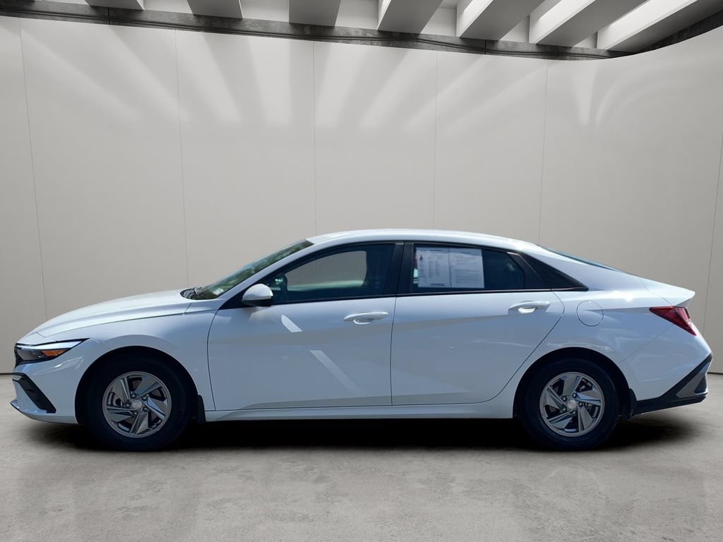 Certified 2026 Hyundai Elantra SE FWD image 2