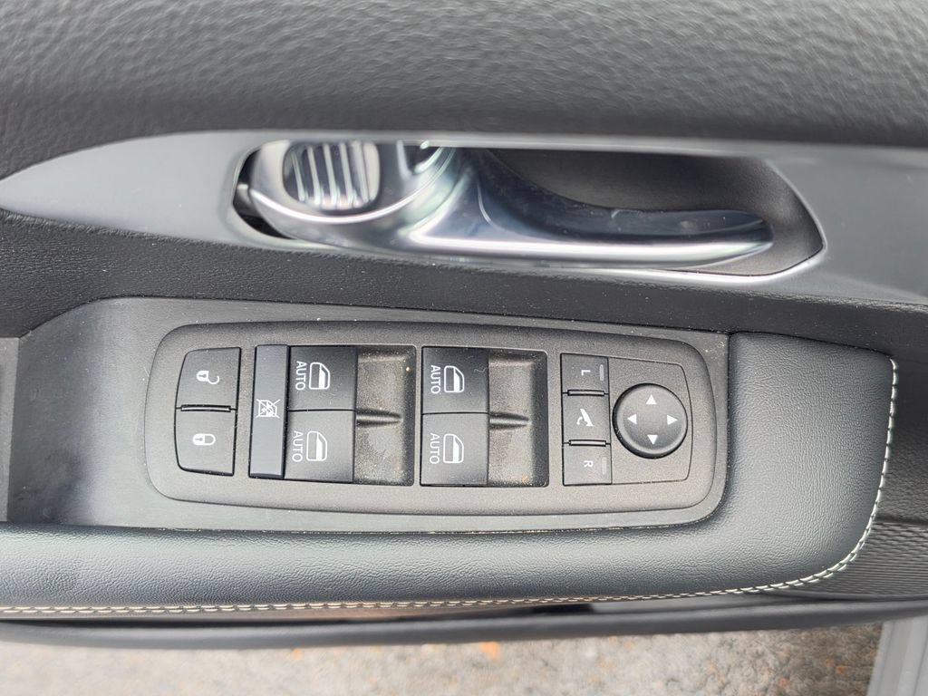 Used 2025 Chrysler Pacifica Limited AWD/4WD image 13