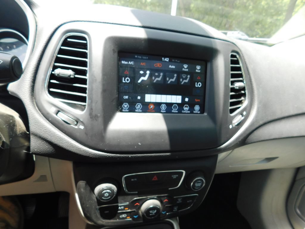Used 2018 Jeep Compass Latitude w/ Popular Equipment Group FWD image 7
