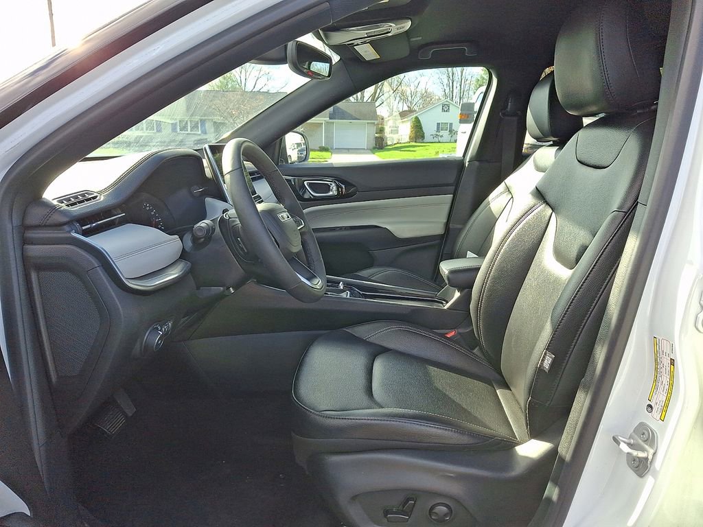 Used 2025 Jeep Compass Limited image 12