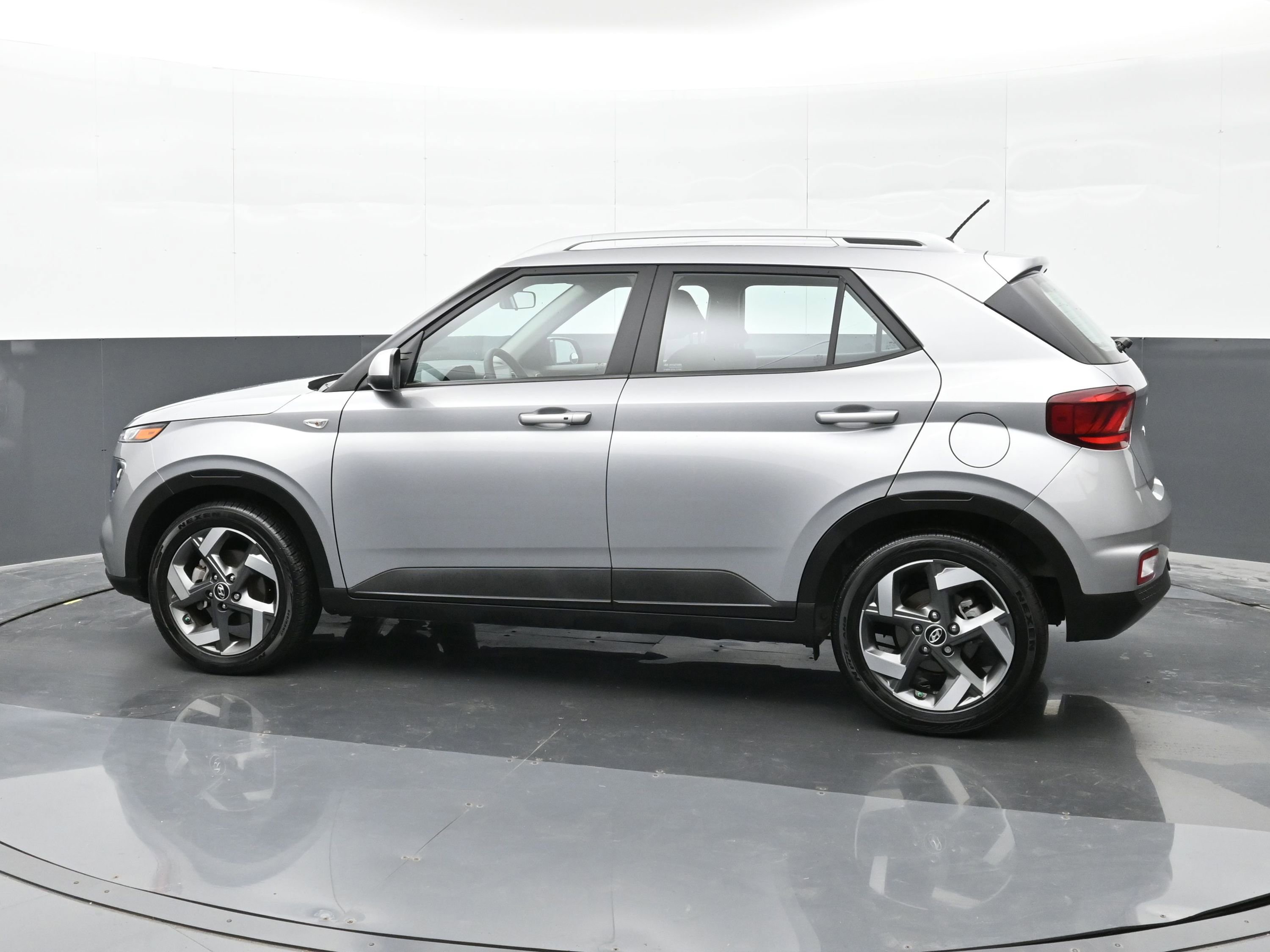 Used 2024 Hyundai Venue SEL image 5