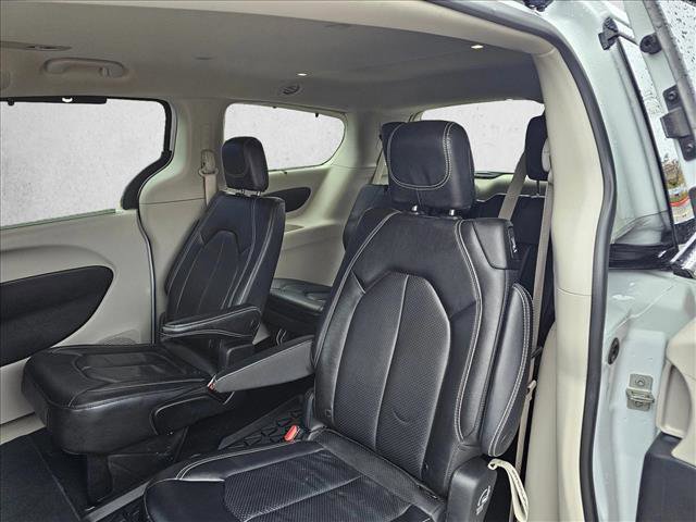 Used 2022 Chrysler Pacifica Touring-L image 16