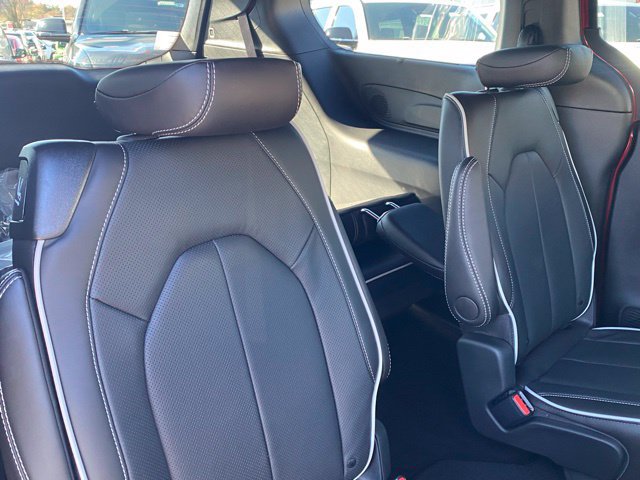 New 2026 Chrysler Pacifica Limited w/ Uconnect Theater Family Group AWD/4WD image 35