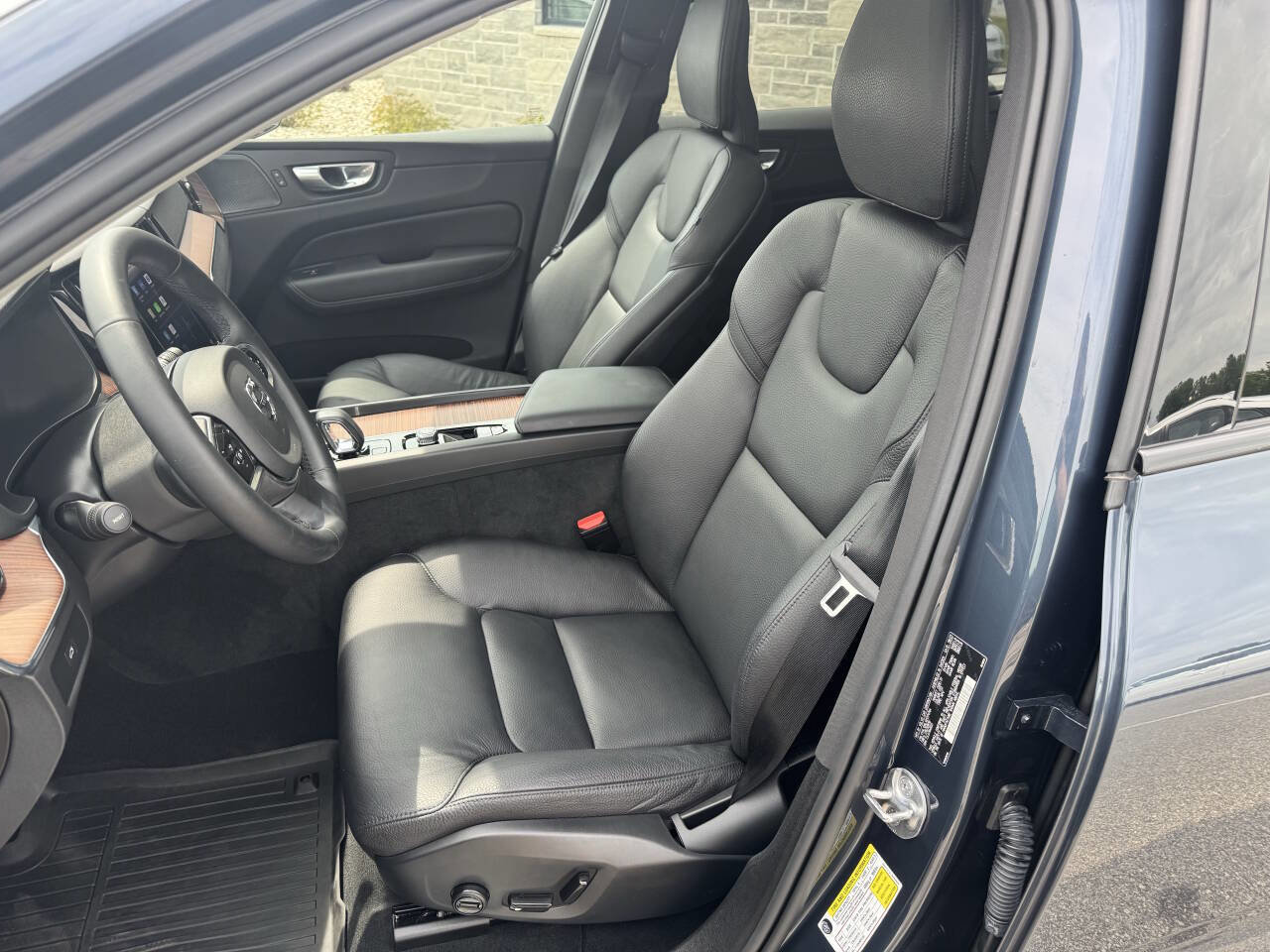 Used 2024 Volvo XC60 B5 Plus image 17