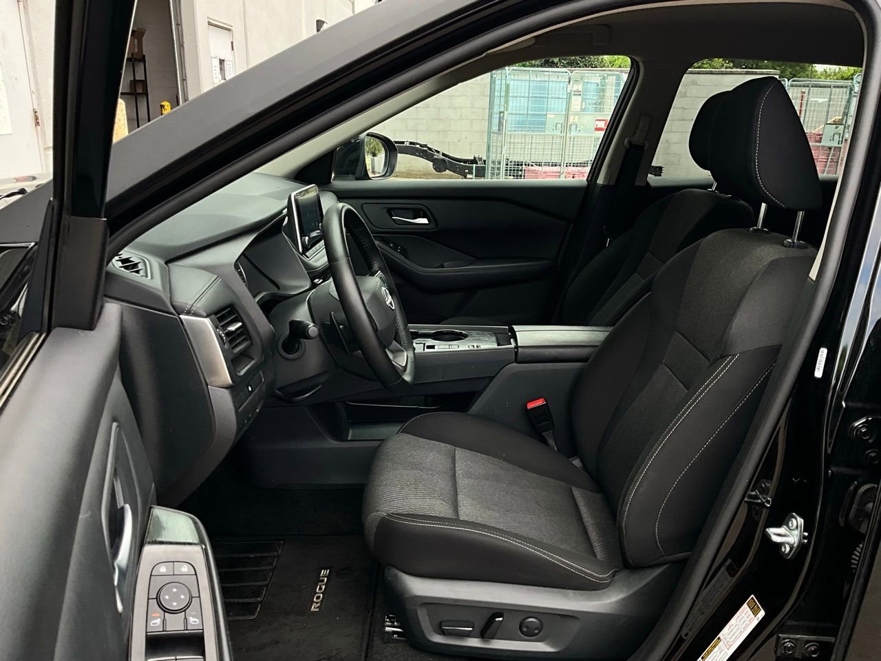 Used 2025 Nissan Rogue SV image 10