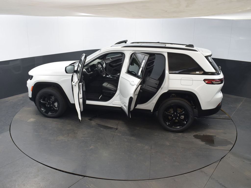 Used 2025 Jeep Grand Cherokee Limited w/ Luxury Tech Group II image 59