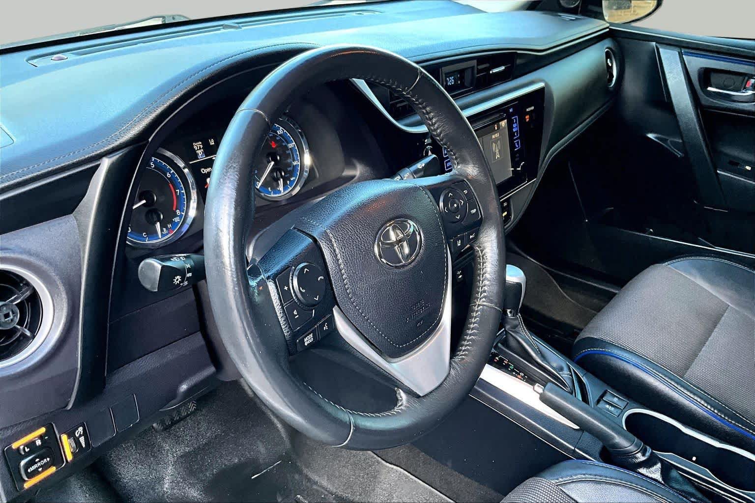 Used 2017 Toyota Corolla SE w/ SE Premium Package FWD image 18