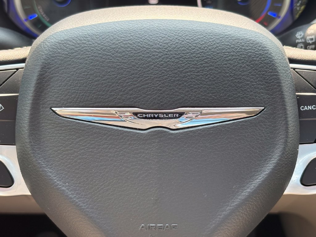 Used 2023 Chrysler Pacifica Touring-L FWD image 40
