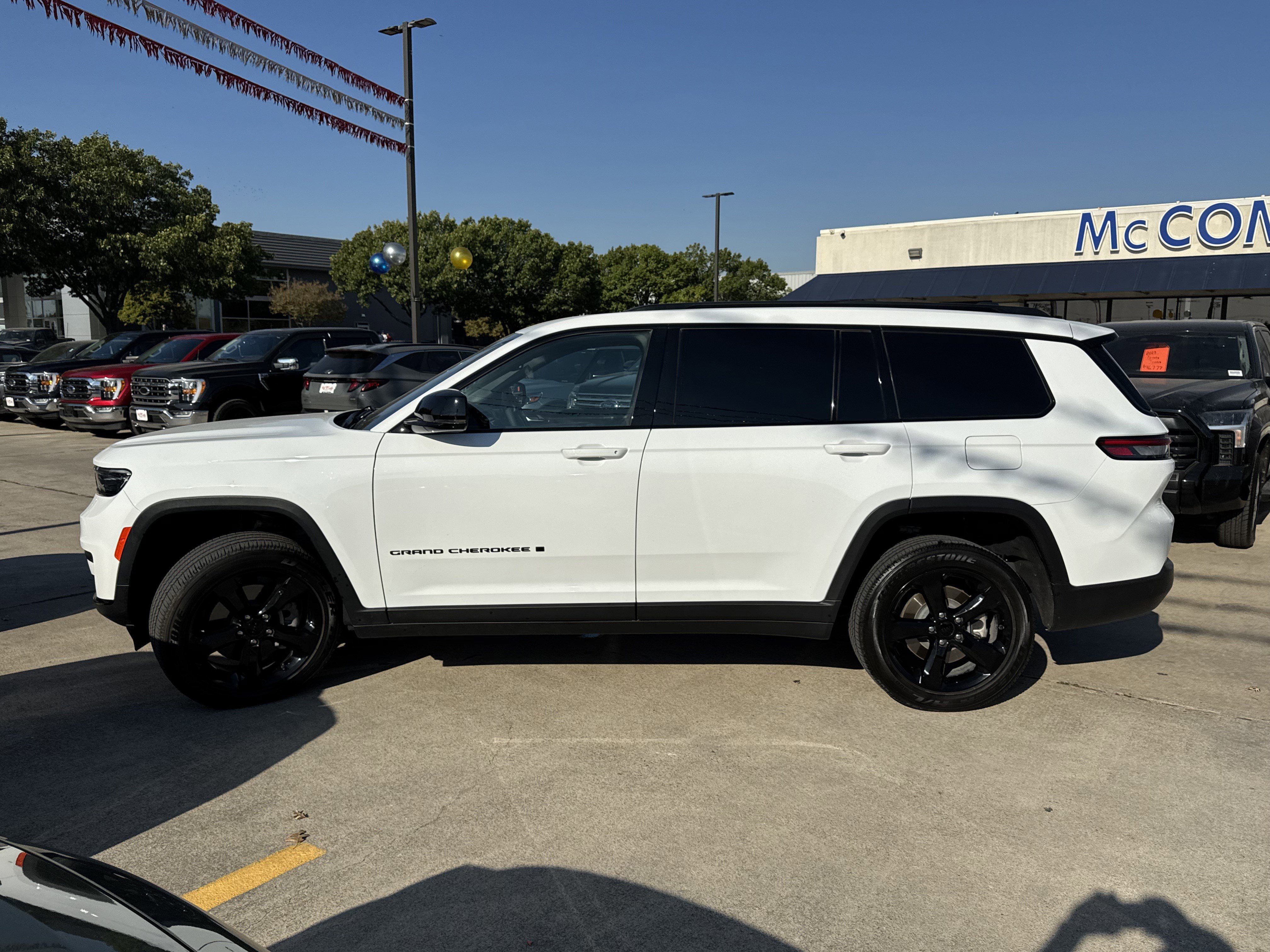 Used 2024 Jeep Grand Cherokee L Laredo image 11