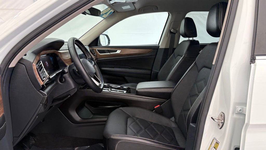 Used 2024 Volkswagen Atlas SE w/ Black Wheel Package image 12