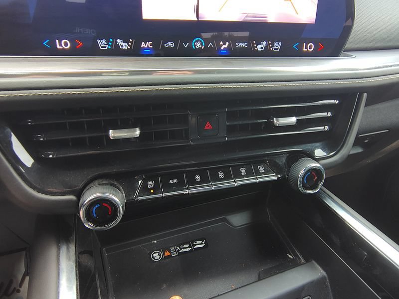 Used 2025 Chevrolet Tahoe Premier AWD/4WD image 19