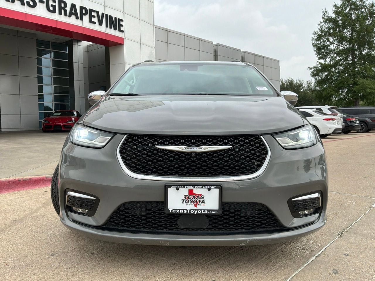 Used 2022 Chrysler Pacifica Limited FWD image 3