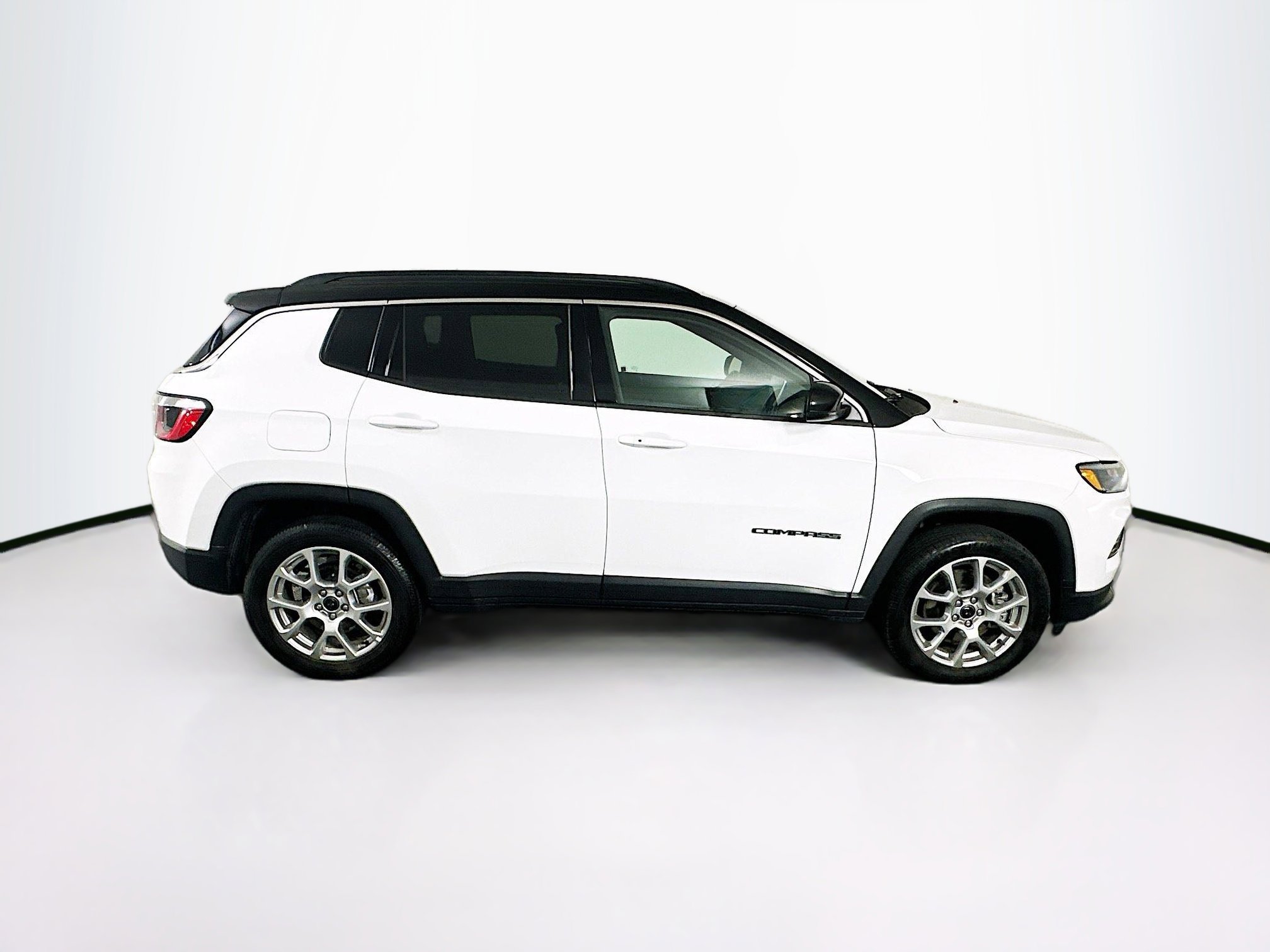 Used 2025 Jeep Compass Limited image 10