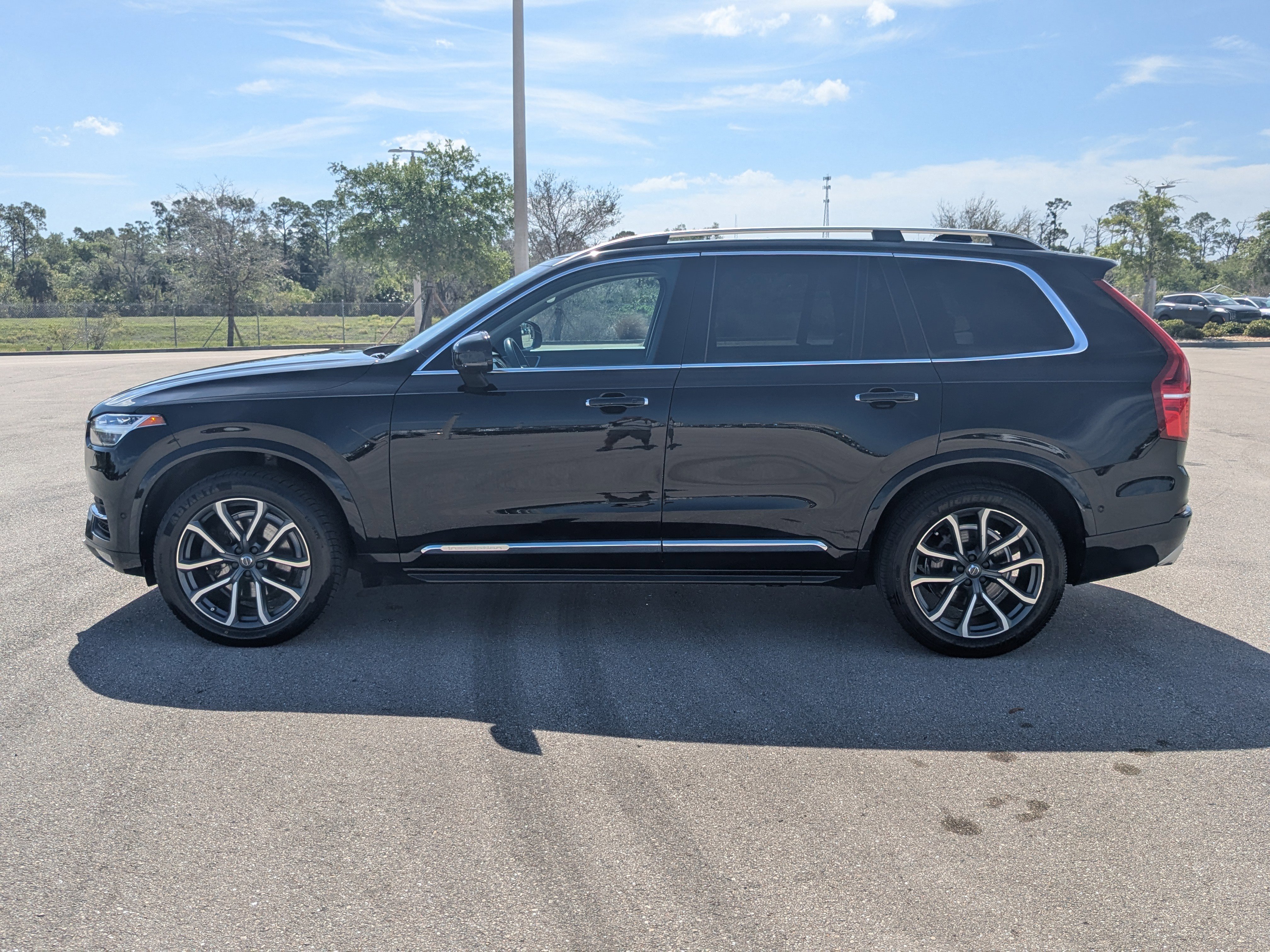 Used 2017 Volvo XC90 T6 Momentum w/ Vision Package image 8