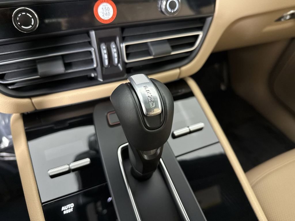 Certified 2025 Porsche Macan image 33