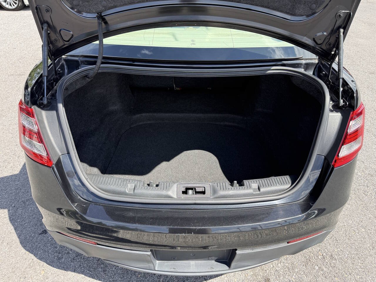Used 2014 Ford Taurus SE FWD image 23