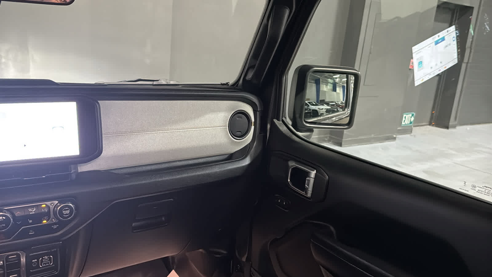 Used 2024 Jeep Wrangler Unlimited w/ Convenience Group AWD/4WD image 28