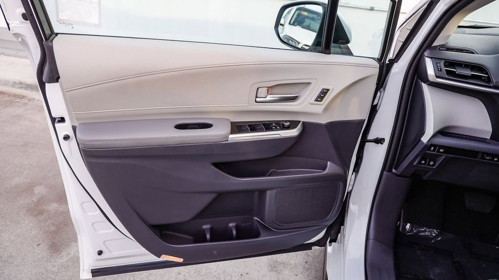 Used 2023 Toyota Sienna Limited image 25