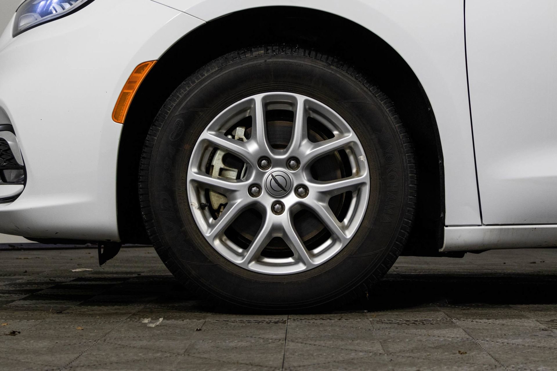 Used 2023 Chrysler Pacifica Touring-L image 40