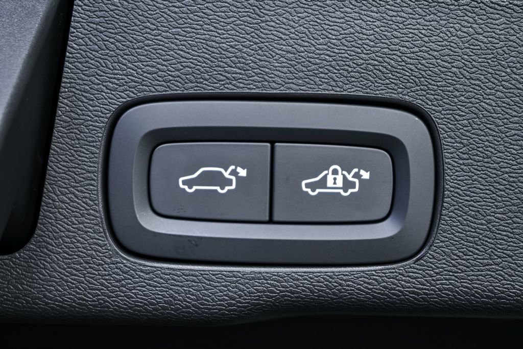 Used 2026 Volvo XC60 B5 Ultra w/ Climate Package image 33