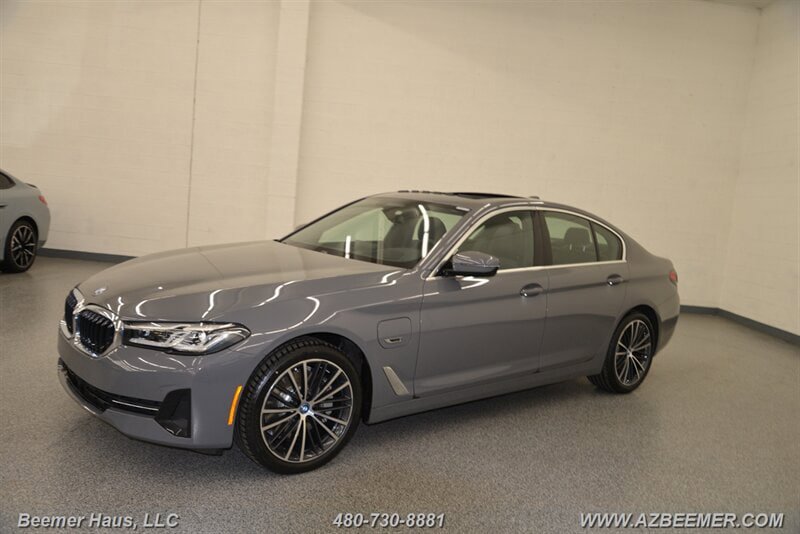 Used 2022 BMW 530e w/ Premium Package RWD image 4