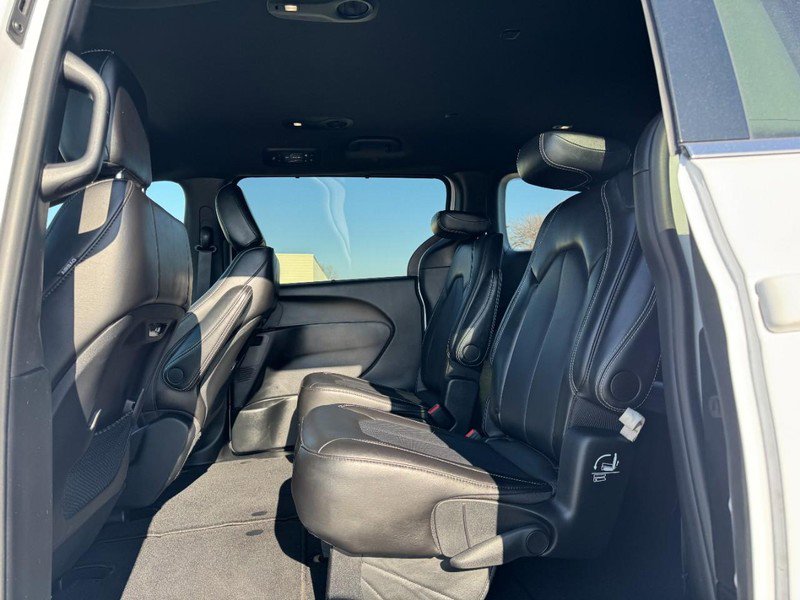 Used 2025 Chrysler Pacifica Select FWD image 12