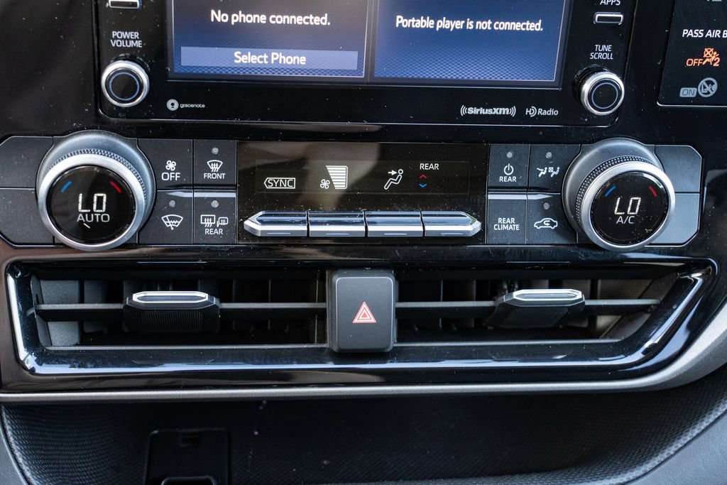 Used 2020 Toyota Highlander LE AWD/4WD image 19