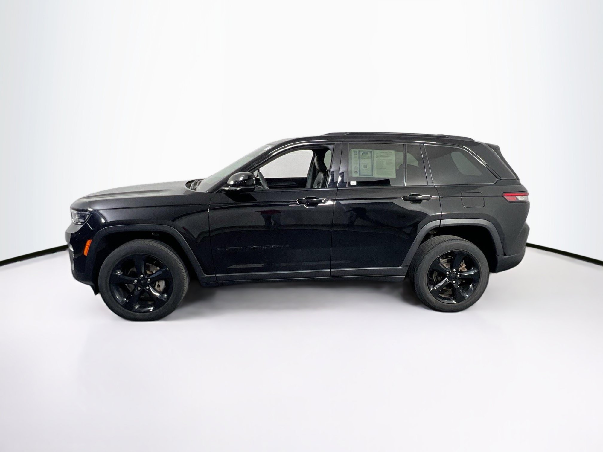 Used 2023 Jeep Grand Cherokee Altitude AWD/4WD image 8