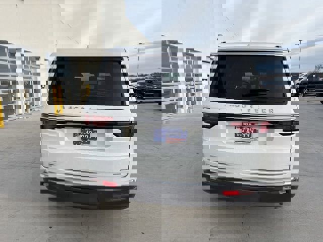 Used 2022 Jeep Wagoneer Series III w/ Premium Group I image 4