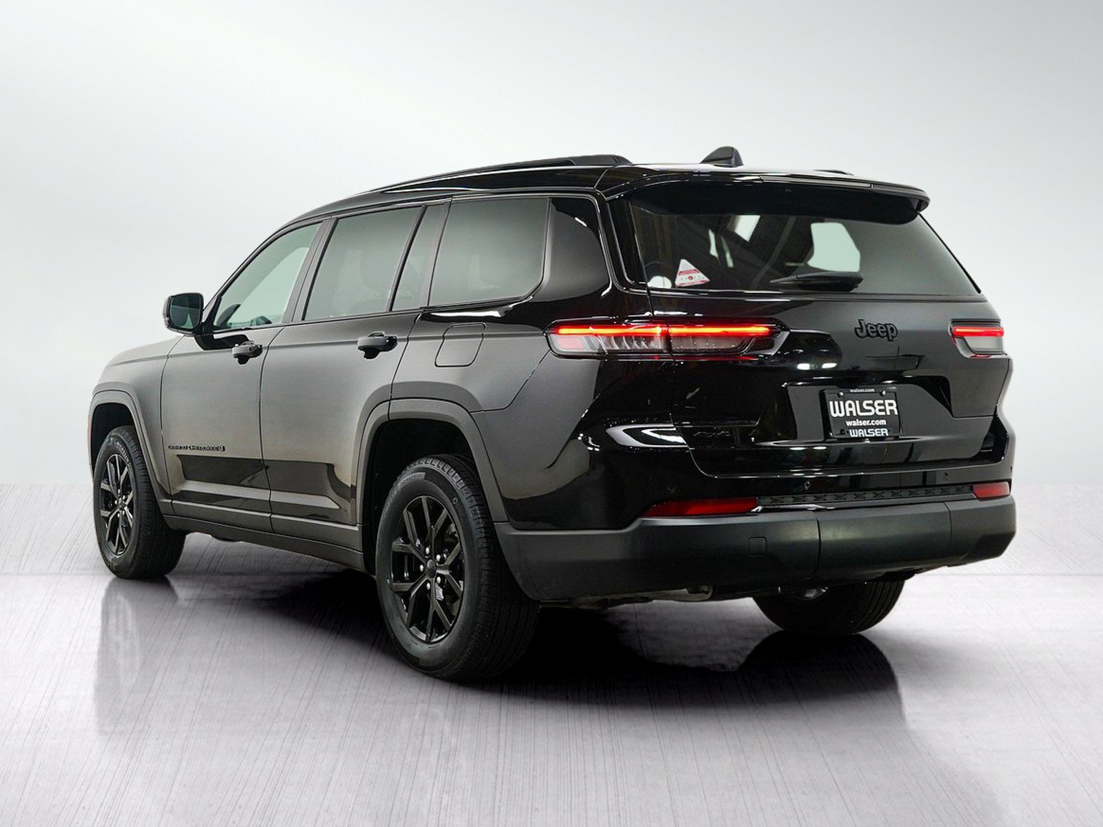 Used 2025 Jeep Grand Cherokee L Laredo AWD/4WD image 4