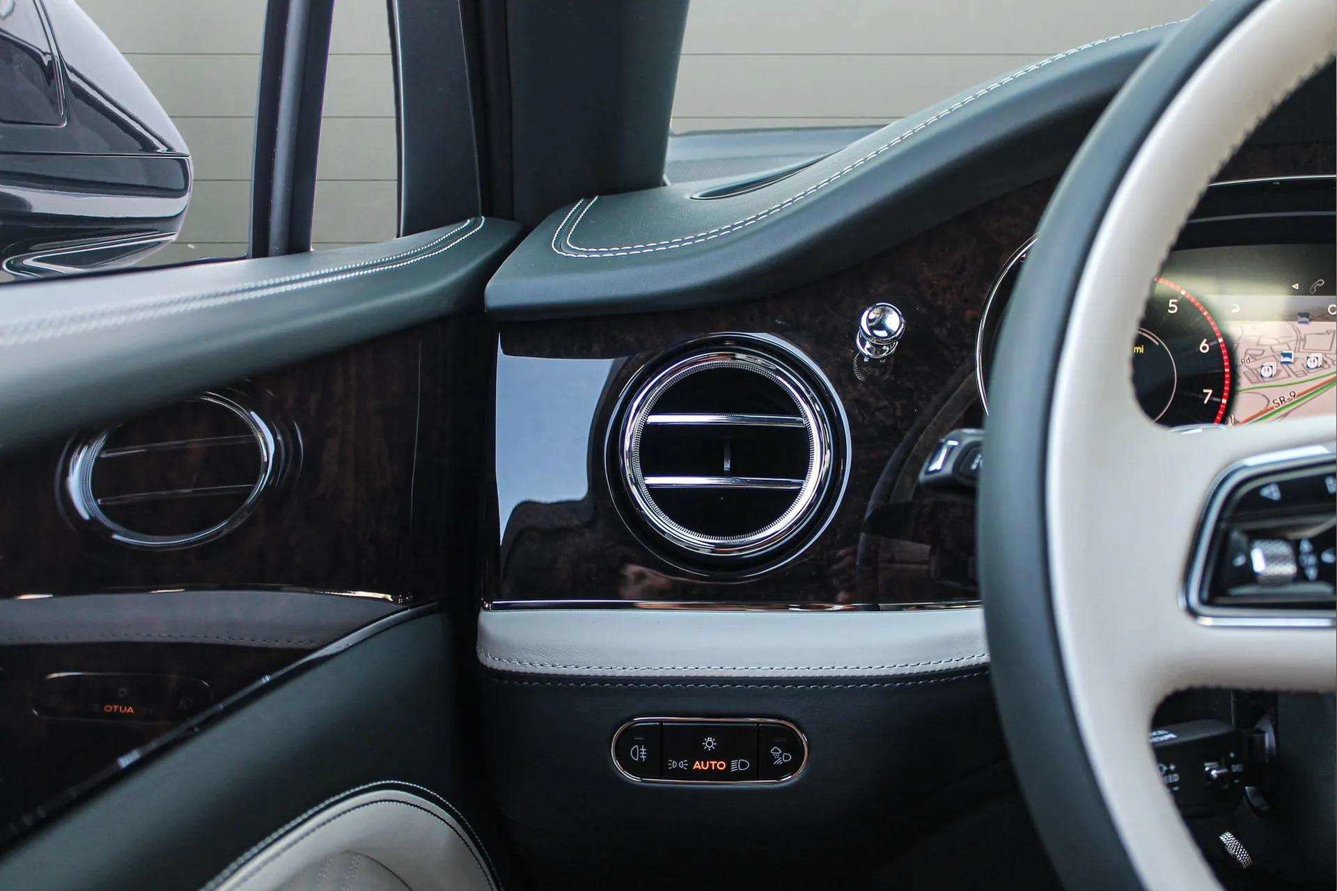 Certified 2024 Bentley Bentayga Extended Wheelbase AWD/4WD image 35