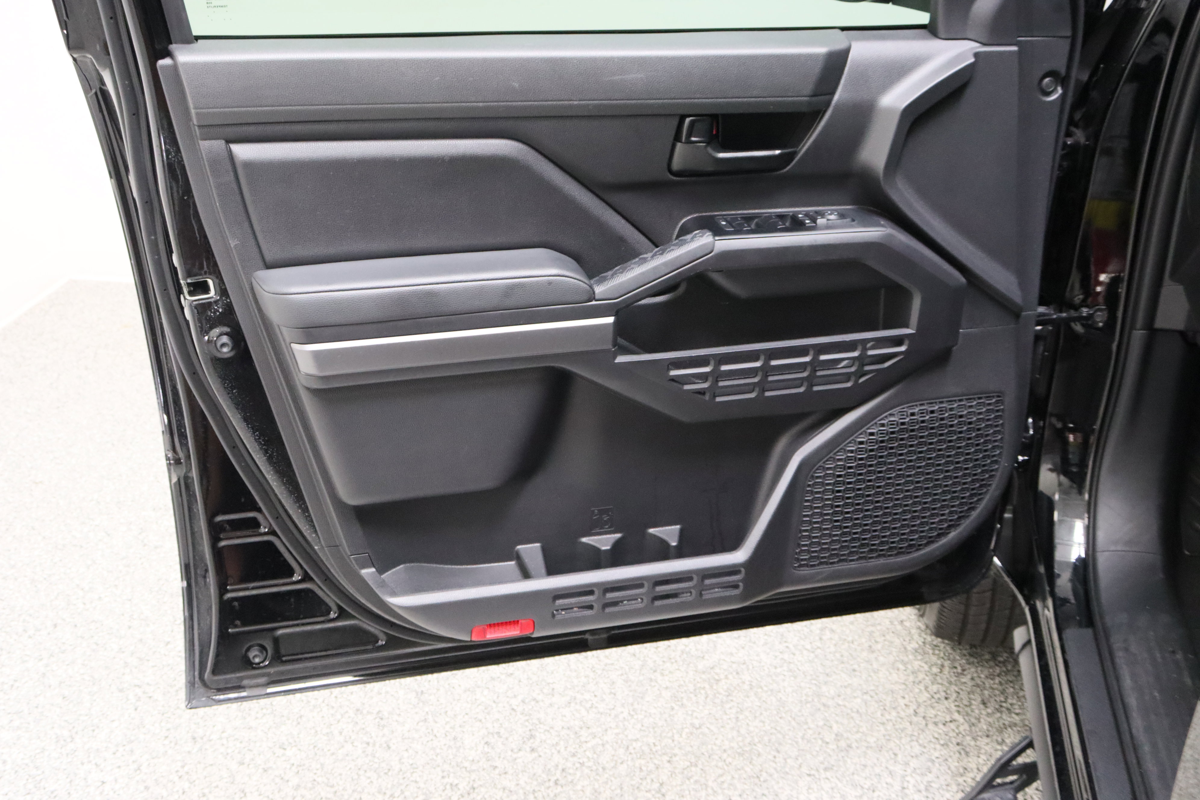 Used 2025 Toyota Tacoma SR5 AWD/4WD image 12