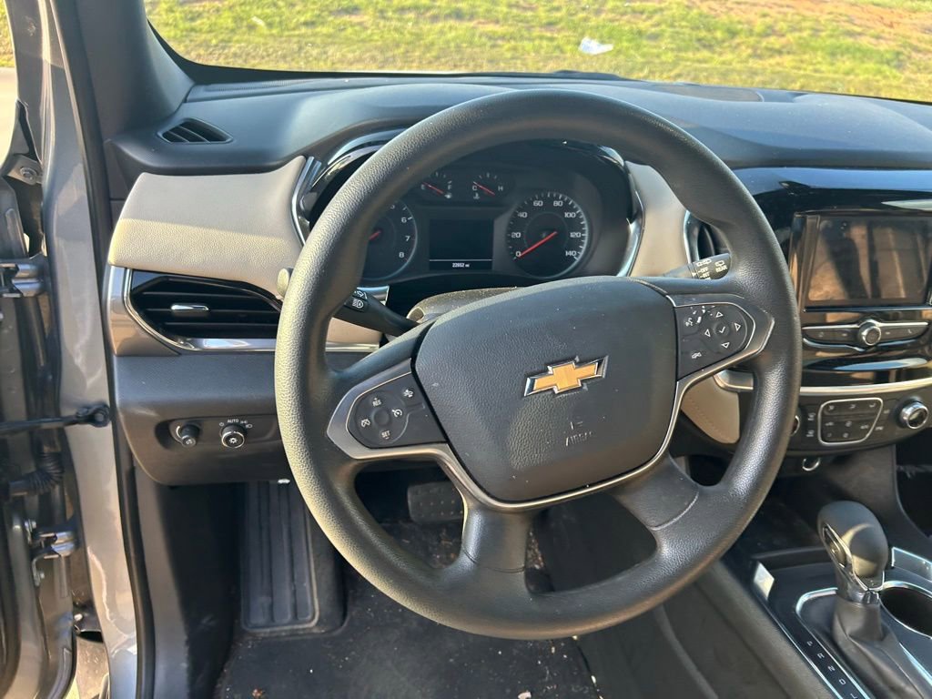 Used 2023 Chevrolet Traverse LS w/ Safety Package FWD image 5