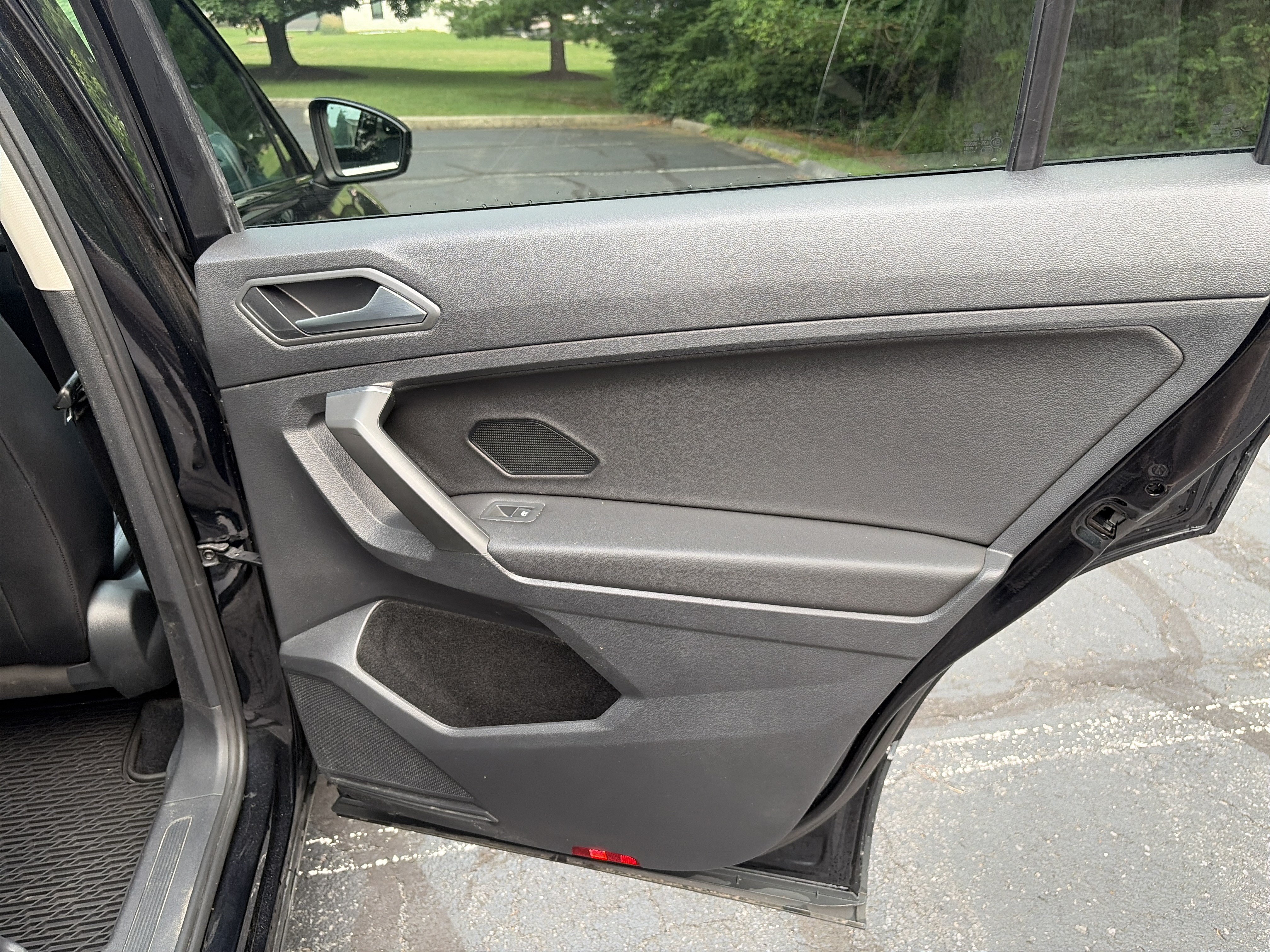 Used 2021 Volkswagen Tiguan SE w/ Panoramic Sunroof Package AWD/4WD image 24