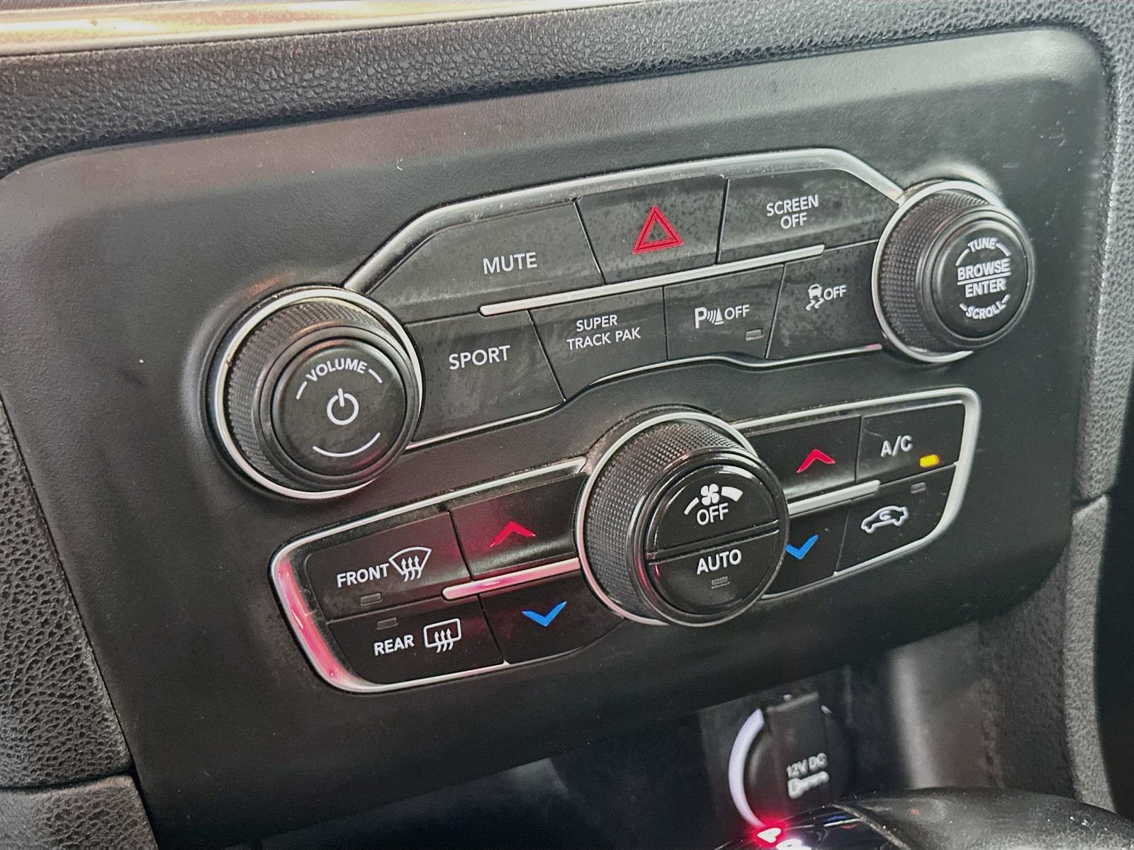 Used 2019 Dodge Charger SXT AWD/4WD image 16
