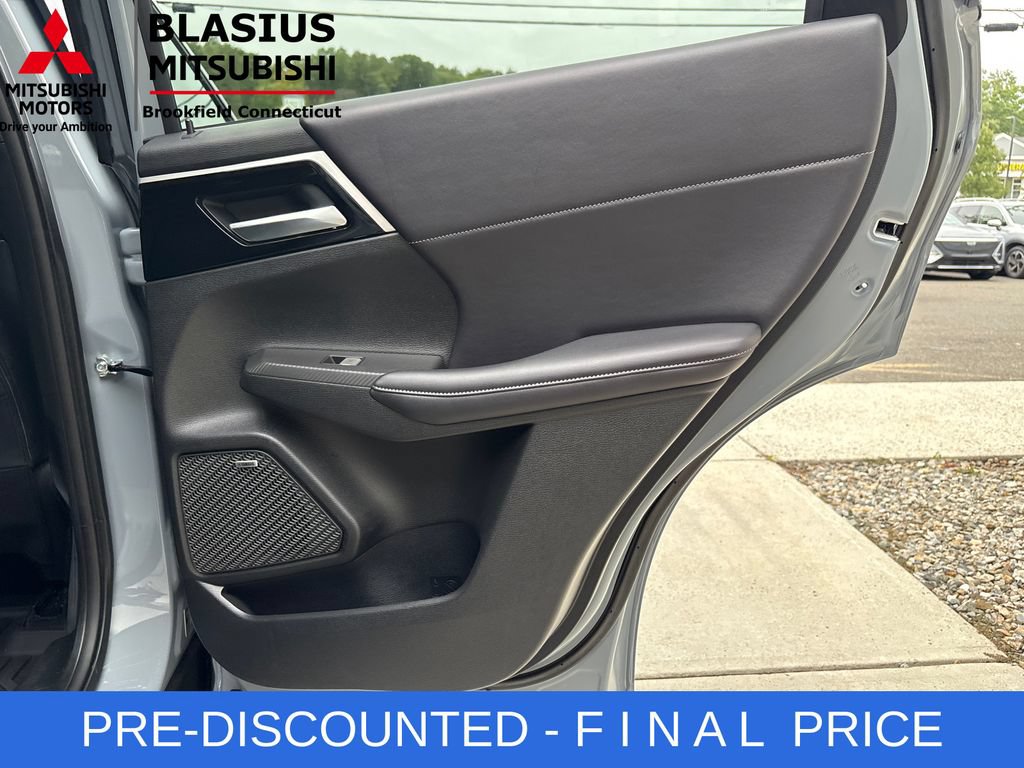 Used 2025 Mitsubishi Outlander AWD image 42