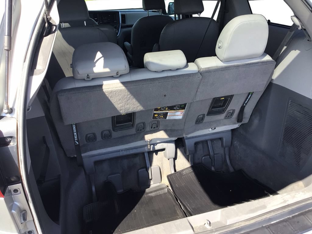 Used 2019 Toyota Sienna XLE w/ Carpet Mat Package FWD image 13