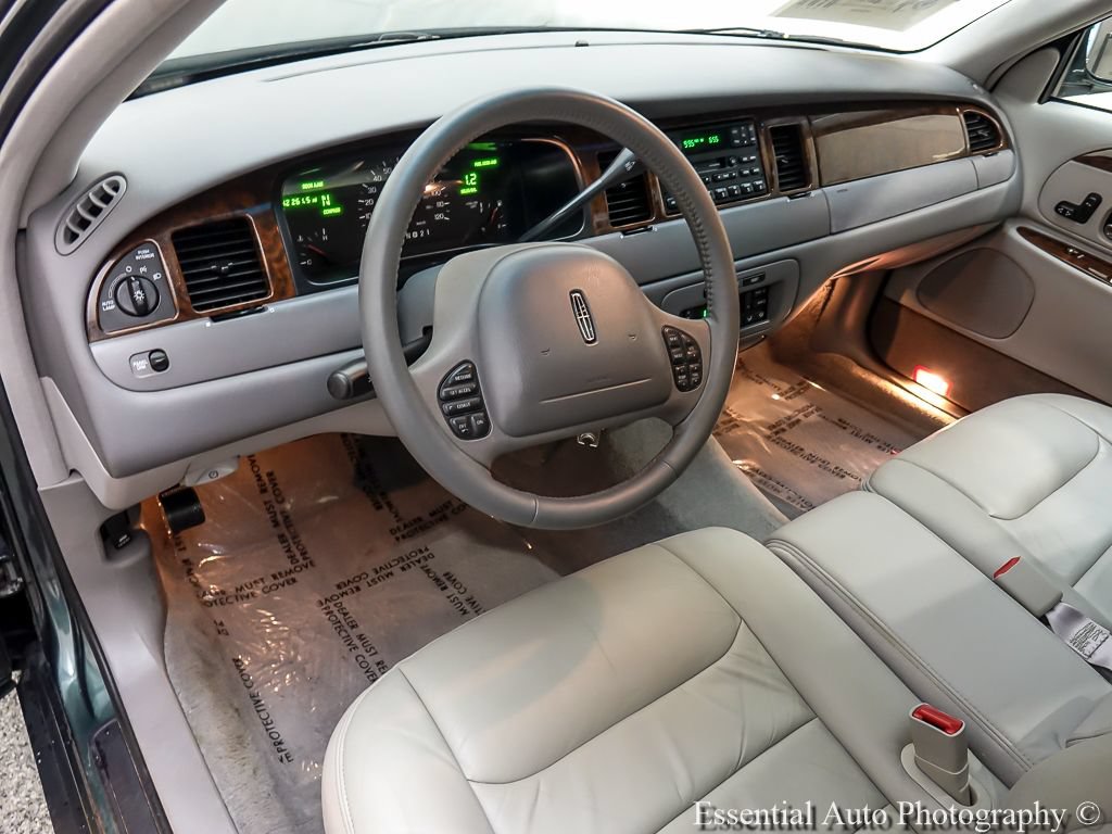 Used 1999 Lincoln Town Car Signature RWD image 10