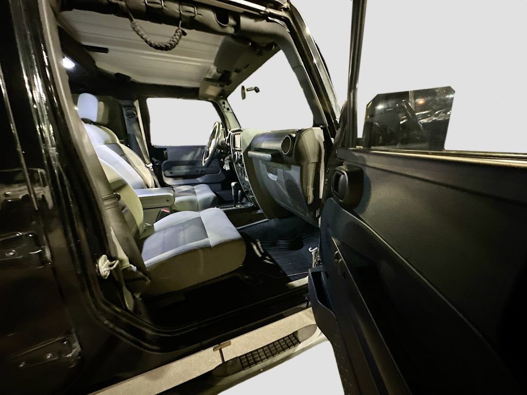 Used 2010 Jeep Wrangler Unlimited Rubicon image 20