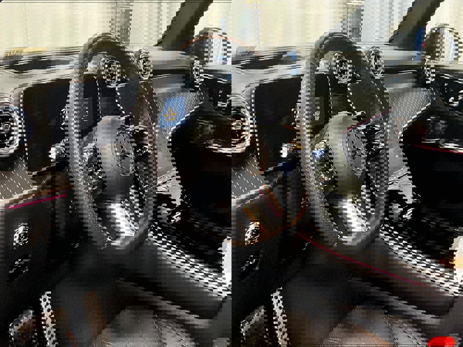 Used 2025 Mercedes-Benz GLC 300 4MATIC image 8