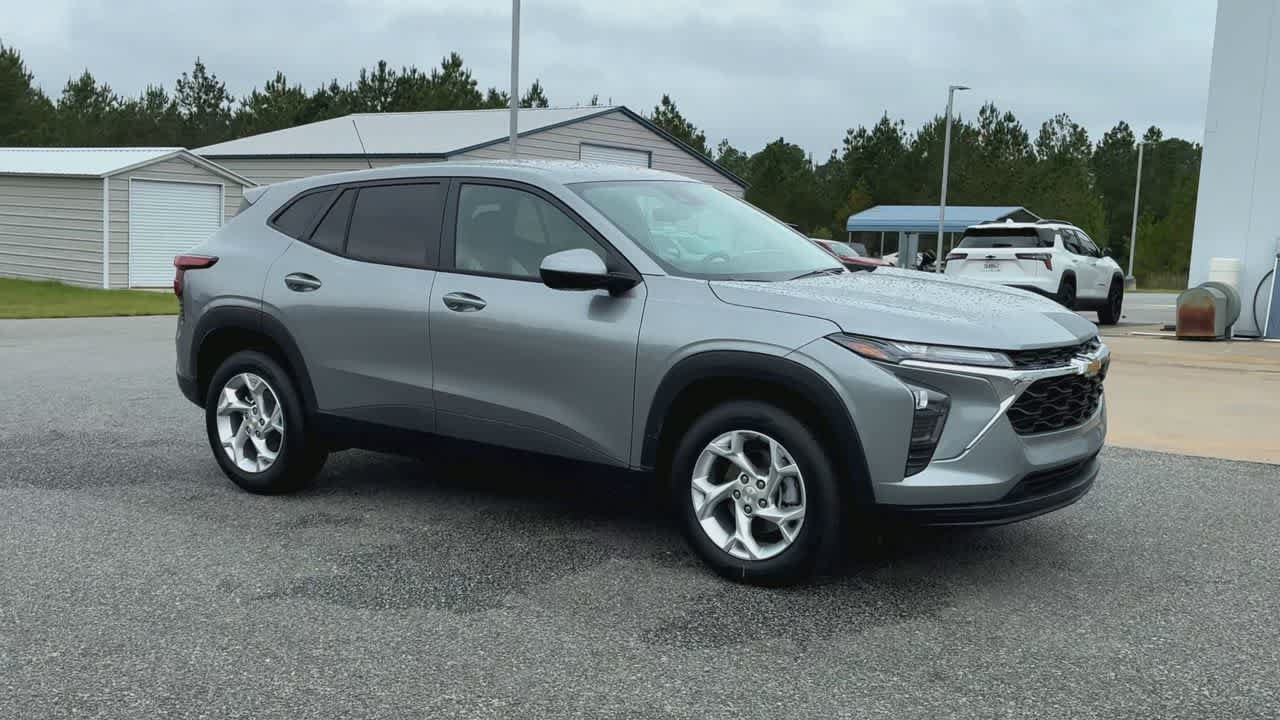 New 2026 Chevrolet Trax LS w/ LS Convenience Package FWD image 2