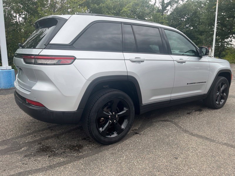Used 2023 Jeep Grand Cherokee Altitude AWD/4WD image 5