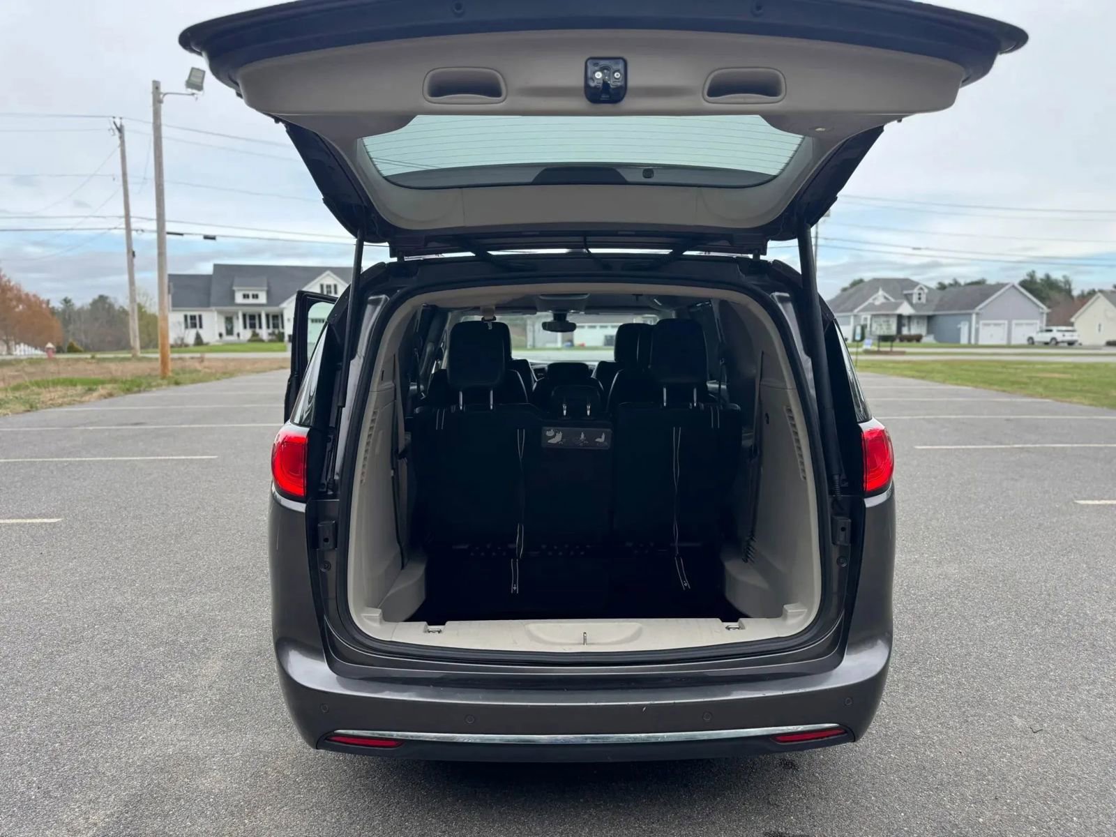 Used 2017 Chrysler Pacifica Touring-L FWD image 37