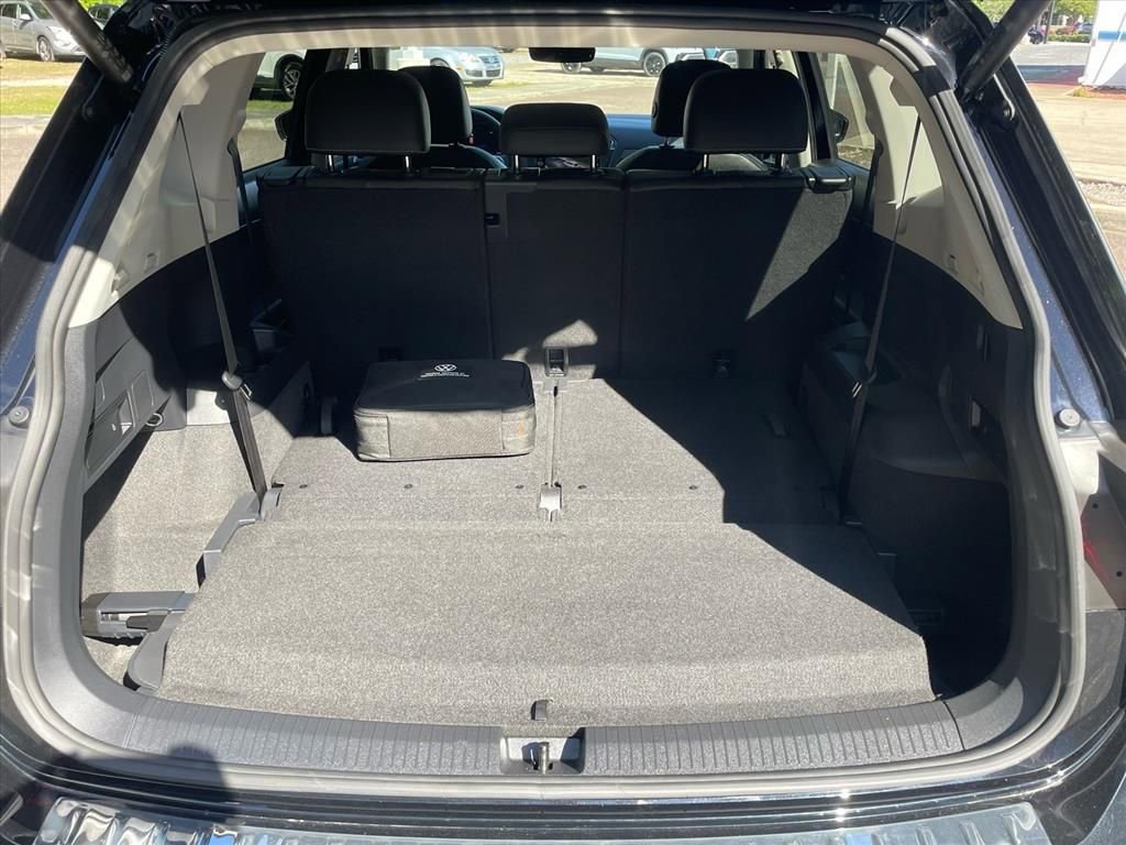 Used 2023 Volkswagen Tiguan SE w/ Panoramic Sunroof Package FWD image 11