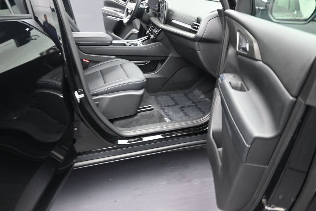Used 2025 Chevrolet Traverse LT w/ Midnight/Sport Edition FWD image 15