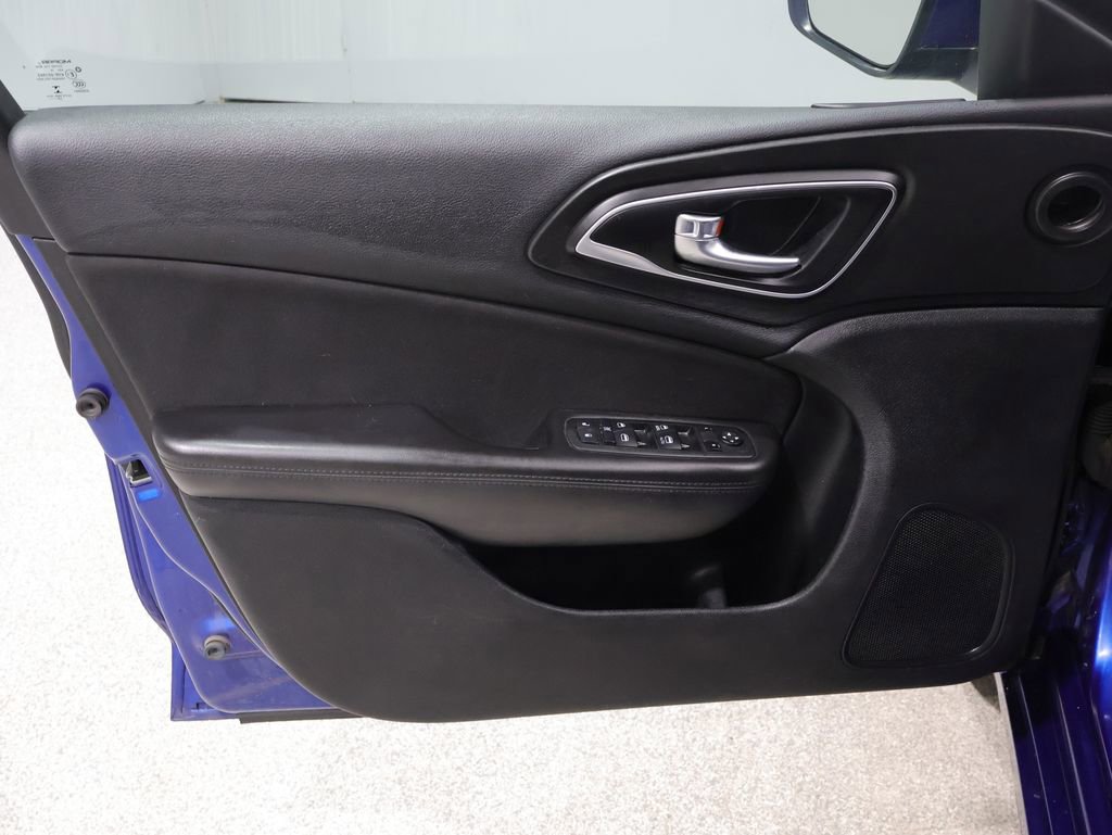 Used 2015 Chrysler 200 Limited w/ Convenience Group image 22